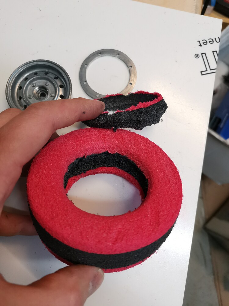 Foameista siivu pois lisäpainoja varten