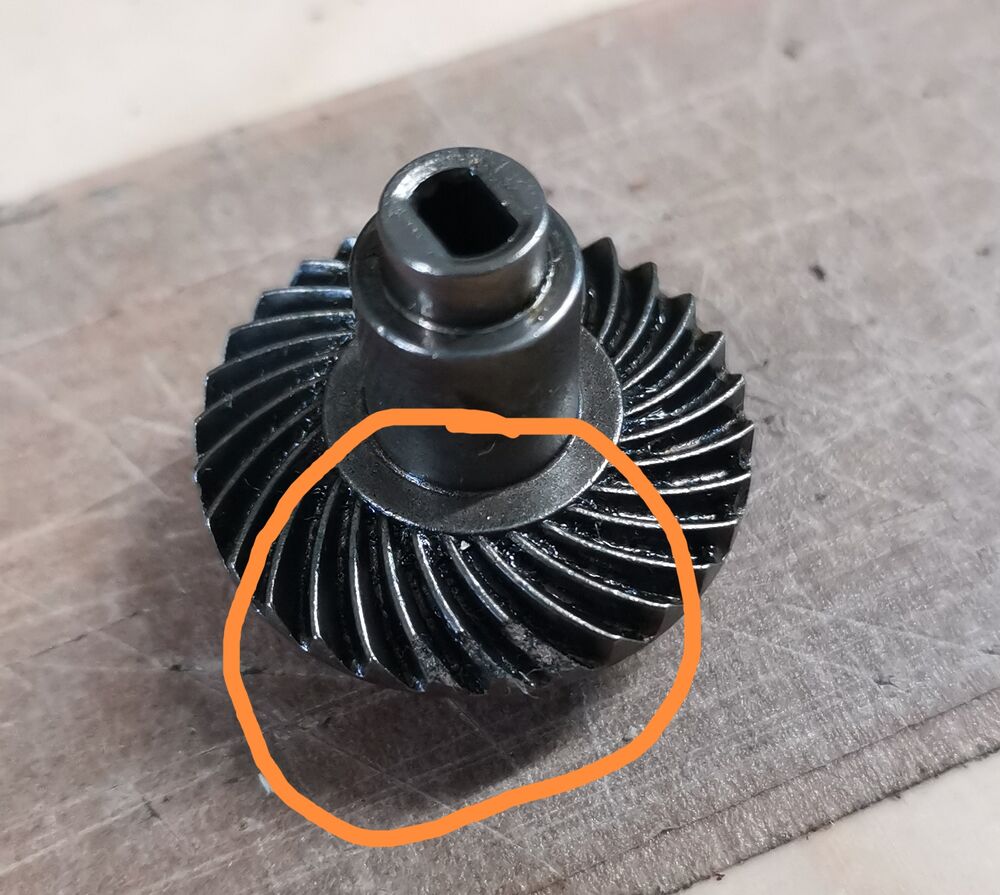 Ring gearin kolme hammasta lohjennut
