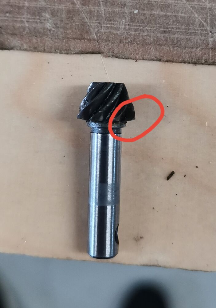 Pinionin parissa hampaassa pientä rosoa