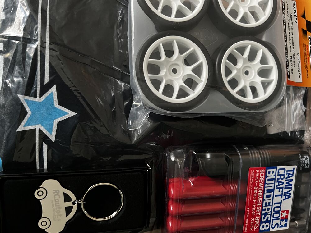 Ja kerran tamiya käyttää japanilaisia ruuveja, pojalle omat työkalut, sekä sliksit