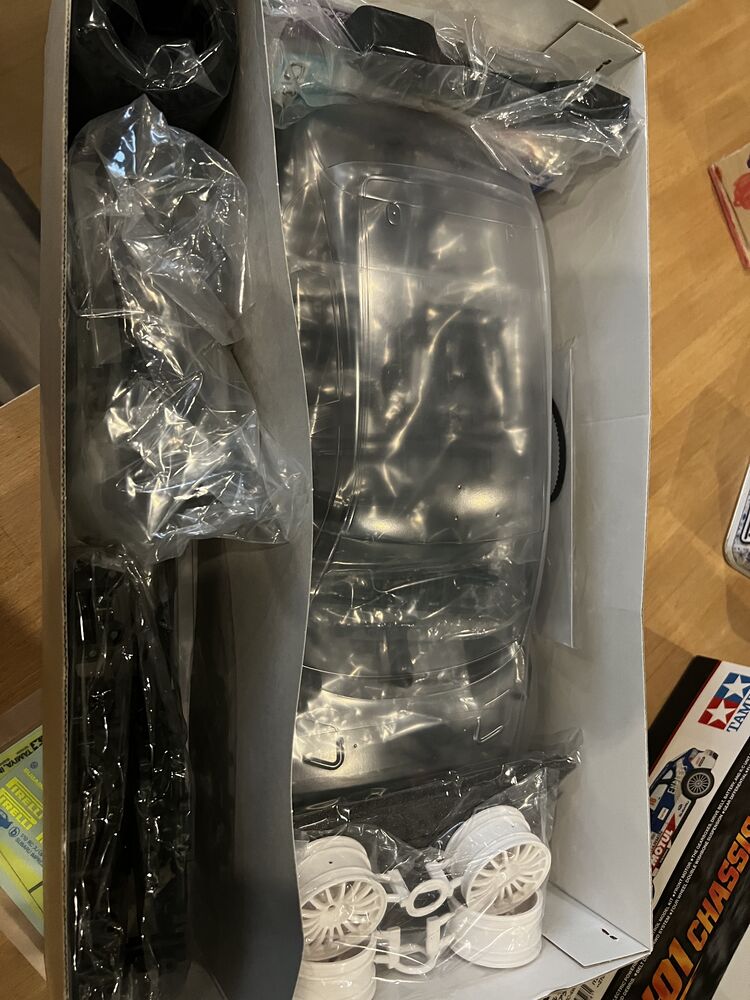 Kaikki osat avaamattomia