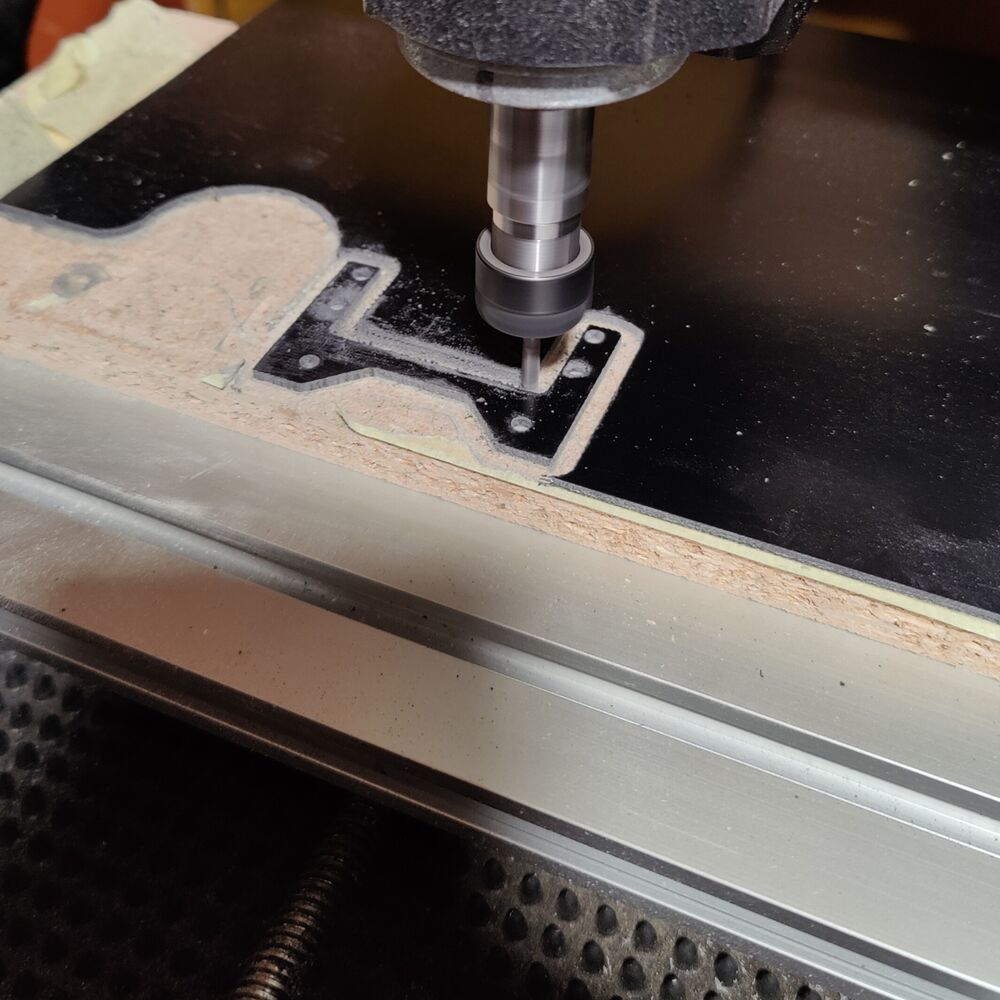 Hinnat alkaen CNC, 2mm G10 hommissa. Pölynpoisto hoidettu, kuvausteknisistä syistä pois kuvan aikana.