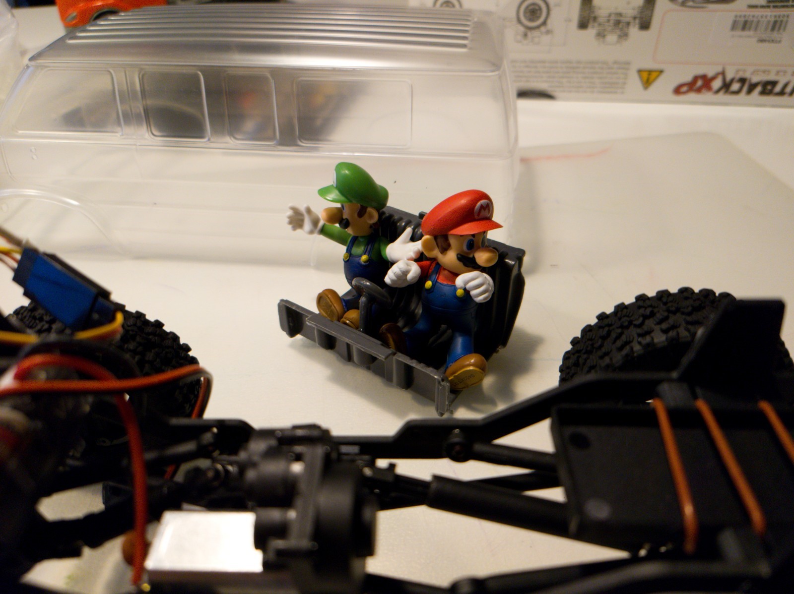 Tämä alkeellinen sisusta ei edes toteutunut, tilanpuutteen vuoksi. Sai Mario ja Luigi myös hieman lämpöä p***, että sai jalat istuma-asentoon :P