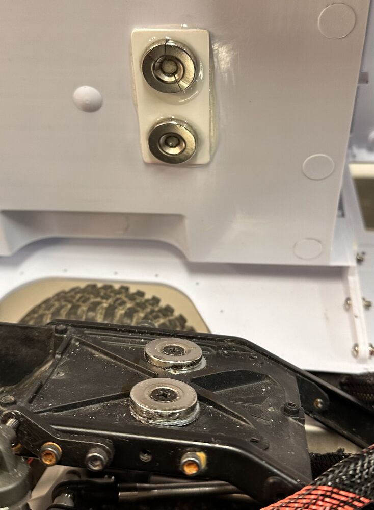 Muoviliimalla kiinni ja reunoille vielä hieman kuumaliimaa
