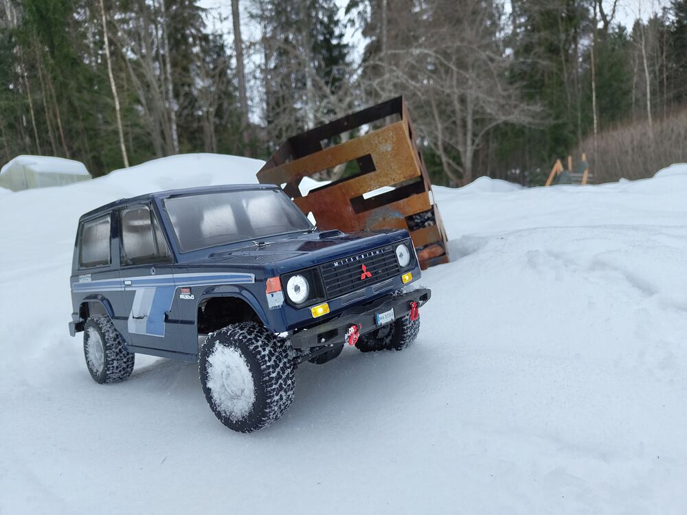 Kotipihan polkuja ihmettelemässä