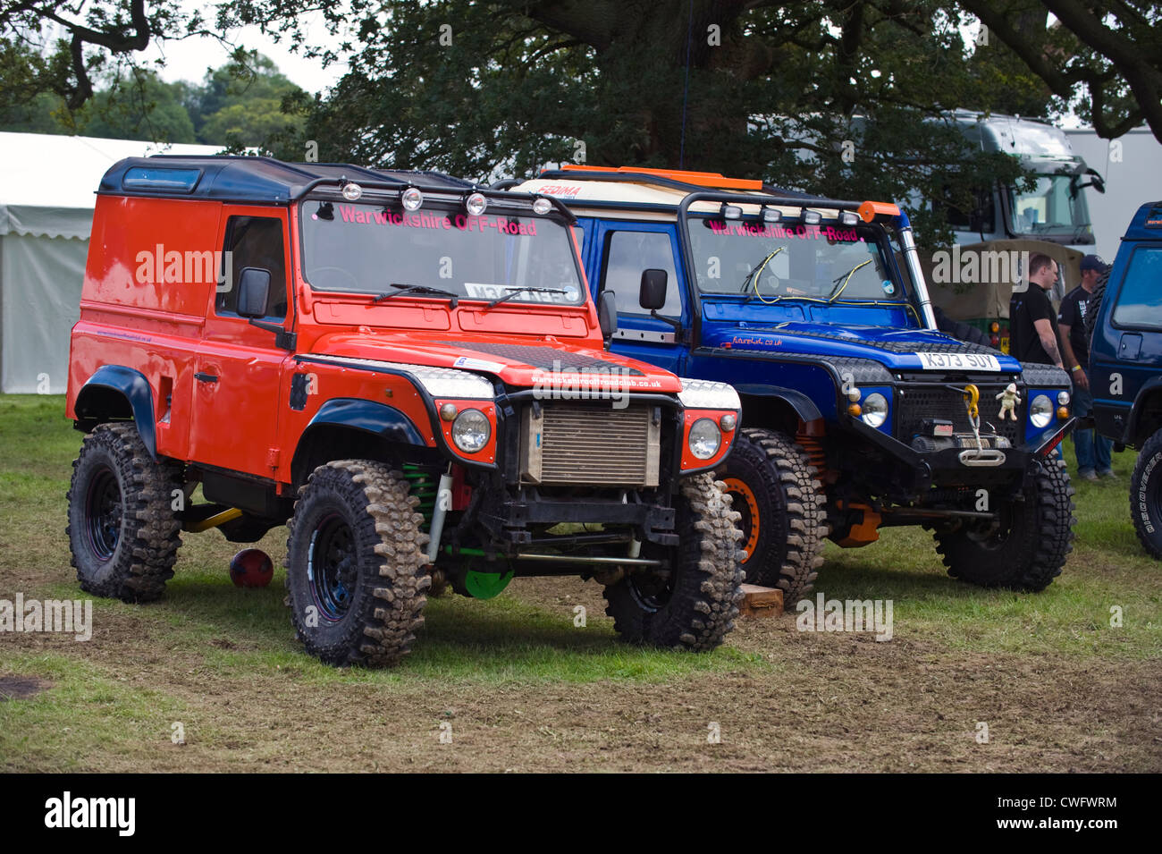 fortement-modifiee-de-4x4-land-rover-defender-90-for-extreme-offroading-annuel-a-eastnor-land-rover-show-herefordshire-angleterre-uk-cwfwrm.jpg