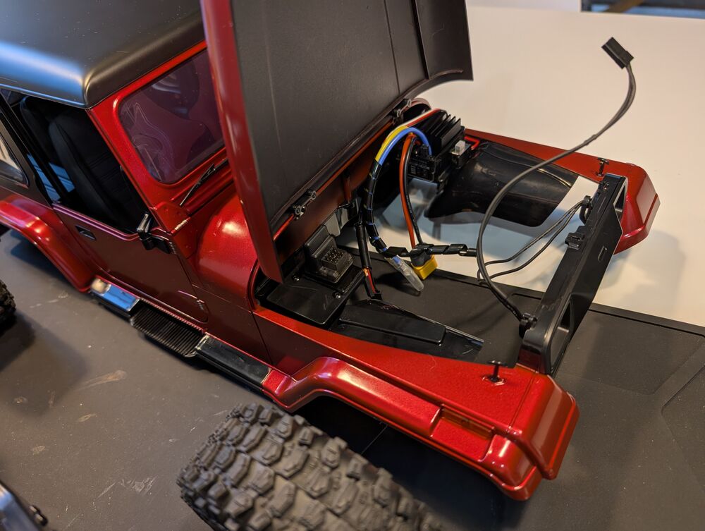 Mielenkiintoisesti servo on kiinni kahdella ruuvilla, ja rungon väliin laitettu toiselta puolelta, oletan että pysyy :)