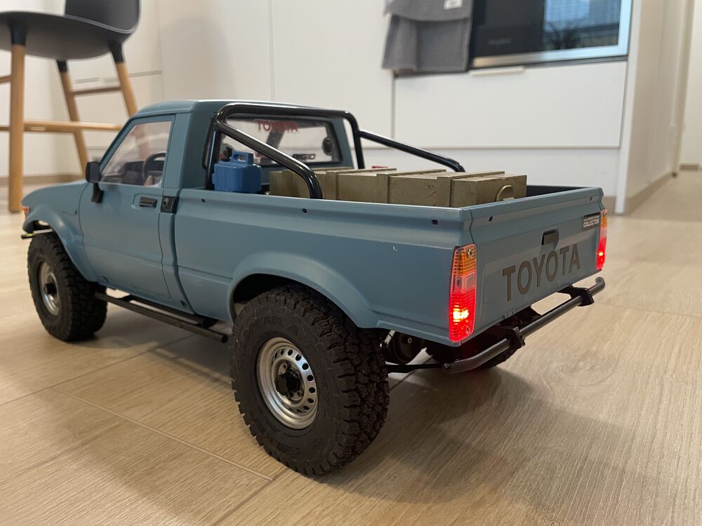 Takaluukkuun selvennys mistä autosta on kyse. Ja vihdoin löytyi käyttöä noille vanteiden center capeille.