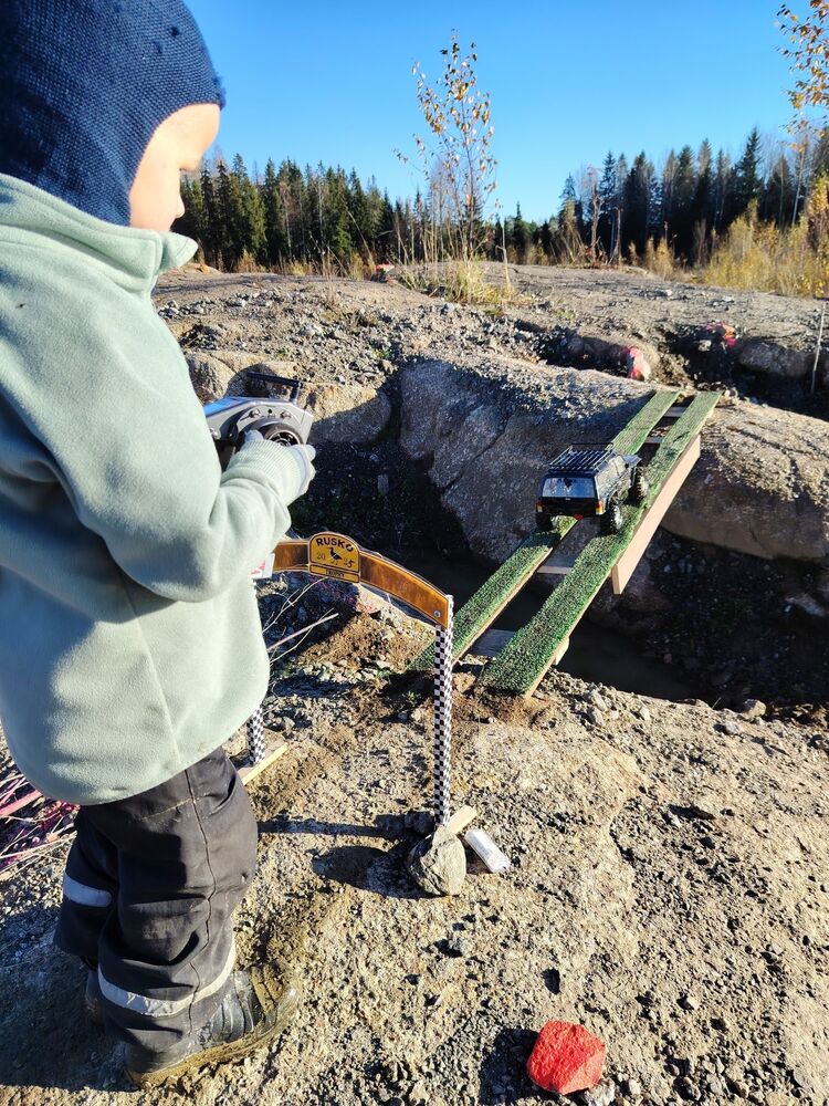 a Jarkko Juniori ajaa Scale sillalla.jpg