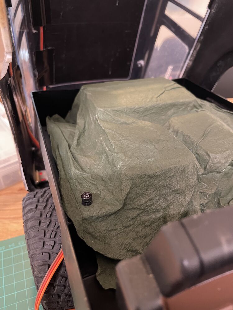 Painaa ehkä pari grammaa joten yhdellä magneetilla kiinnitys.
