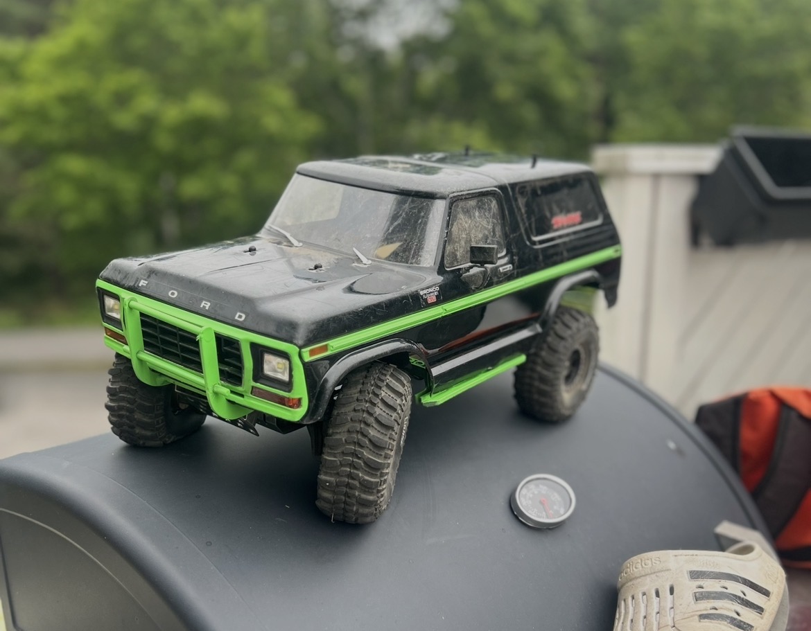 Pojan trx4 päivitetty kestämään kovaa ajoa. Kuvan jälkeen laitettu valoja niin näkee varmuuskopio ajella.