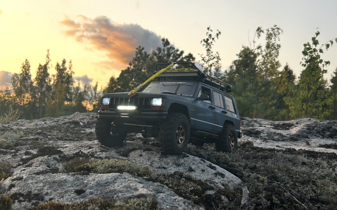 Scx10.3, ostettu valmiina vain valoja lisätty.