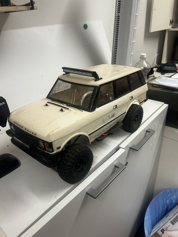 Trx4 lyhennetty akseliväli ja carisman Rover istutettu päälle, kopassa magneettikiinnitys nykyään.