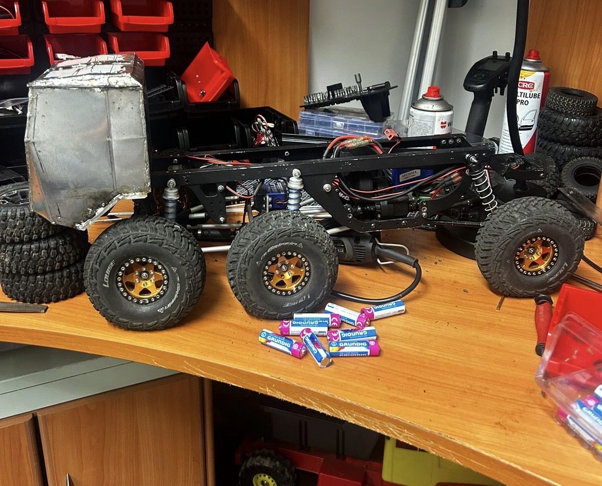 8x8 tai 6x6 riippuu kumpaan Volvon kanssa päätyy niin näkee mitä akseleita on…