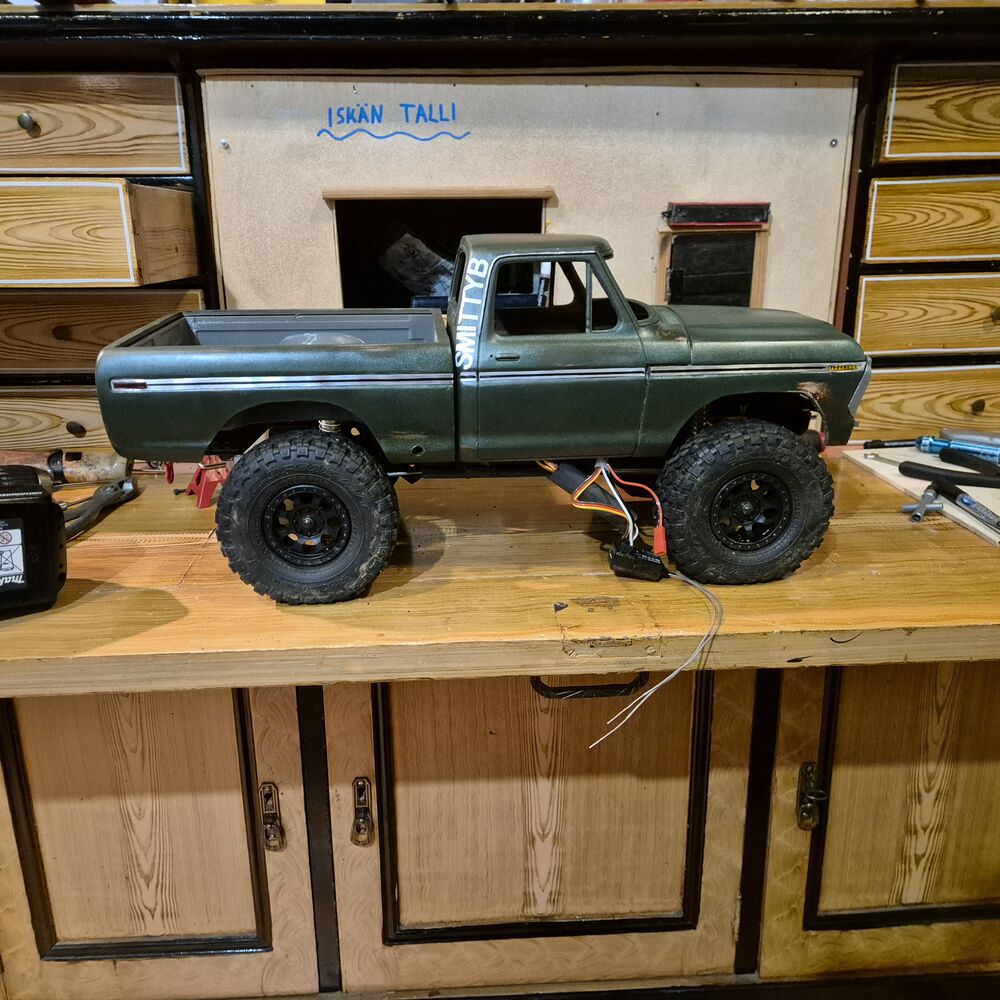 Sivulistojen tekoa 0.3 mm alumiinistä, Traxxasin 1979 Broncon listoja kyllä haaveilin kovasti mutta ei taida saada kuin 100e korikitin mukana...