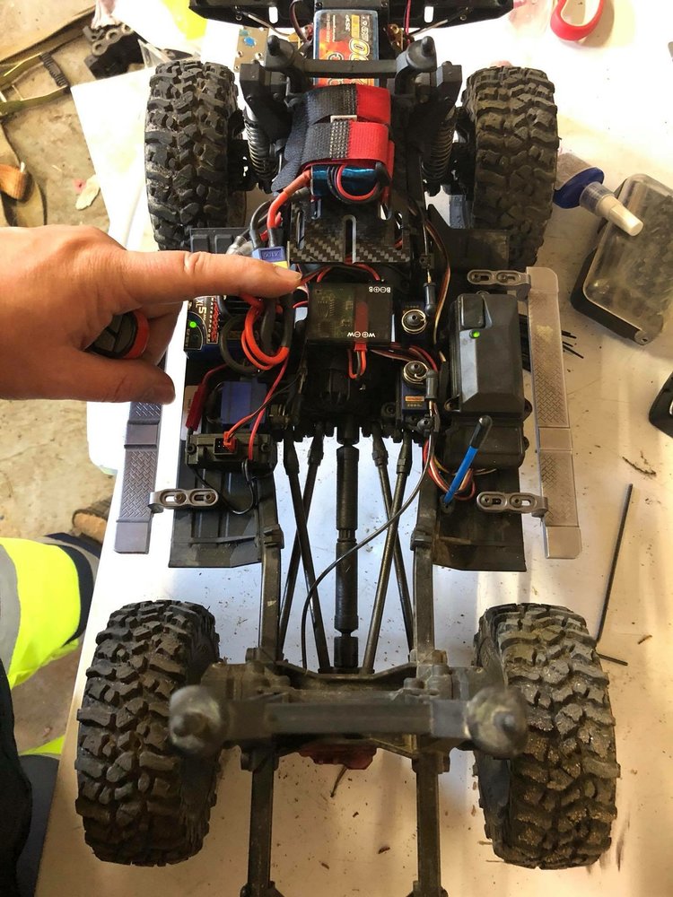 Servo siirrettynä eteen maskin taakse ja modattu akkuteline ovat yksi parhaimpia tehtyjä muutoksia tähän autoon
