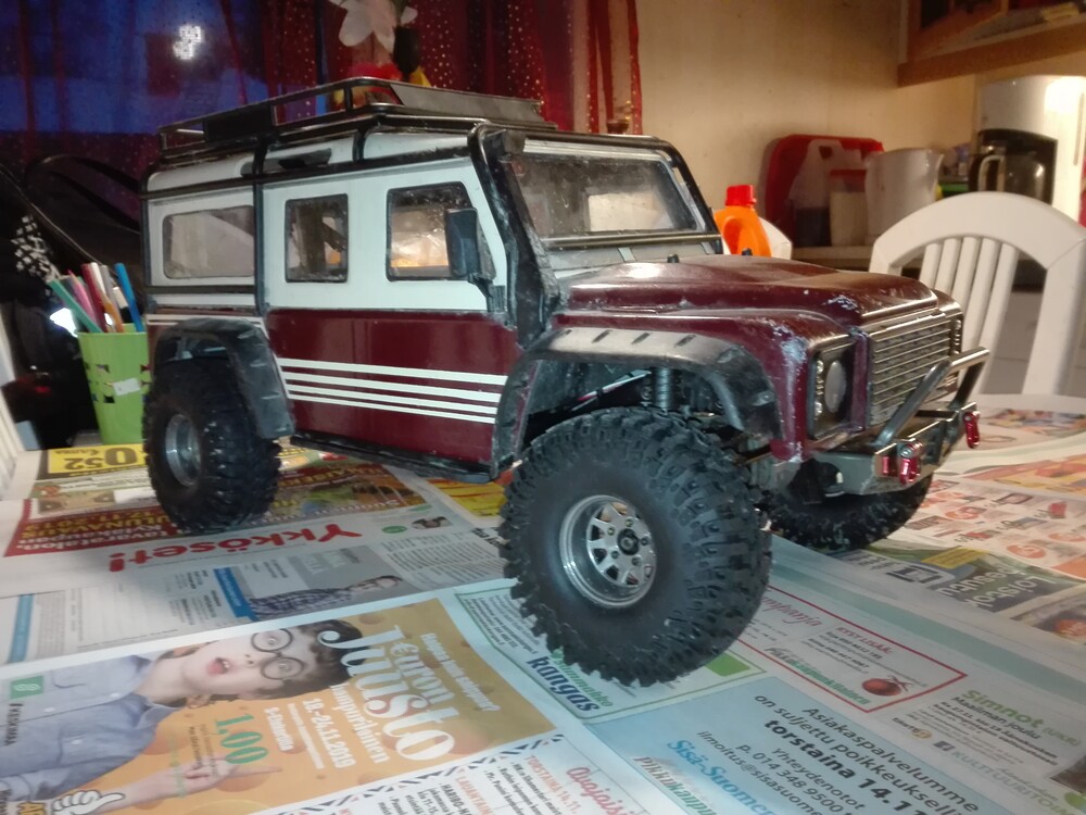 Perus trx-4<br />Tekniikka luonnonlakien vastaisesti täysin vakio servoja myöten, mitä nyt ulkoinen becci lisätty. Vissiin maanantai yksilö.<br />Rc4wd 1.55 super swamperit deep disheillä &amp; joustoja rajoitettu.