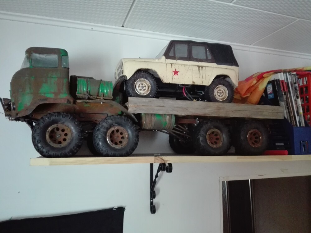 Lavalla majaileva cc01 uaz. Mennyt myöskin.