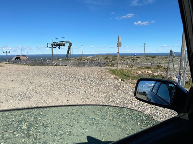 Näkymä parkkipaikalta ajopaikalle
