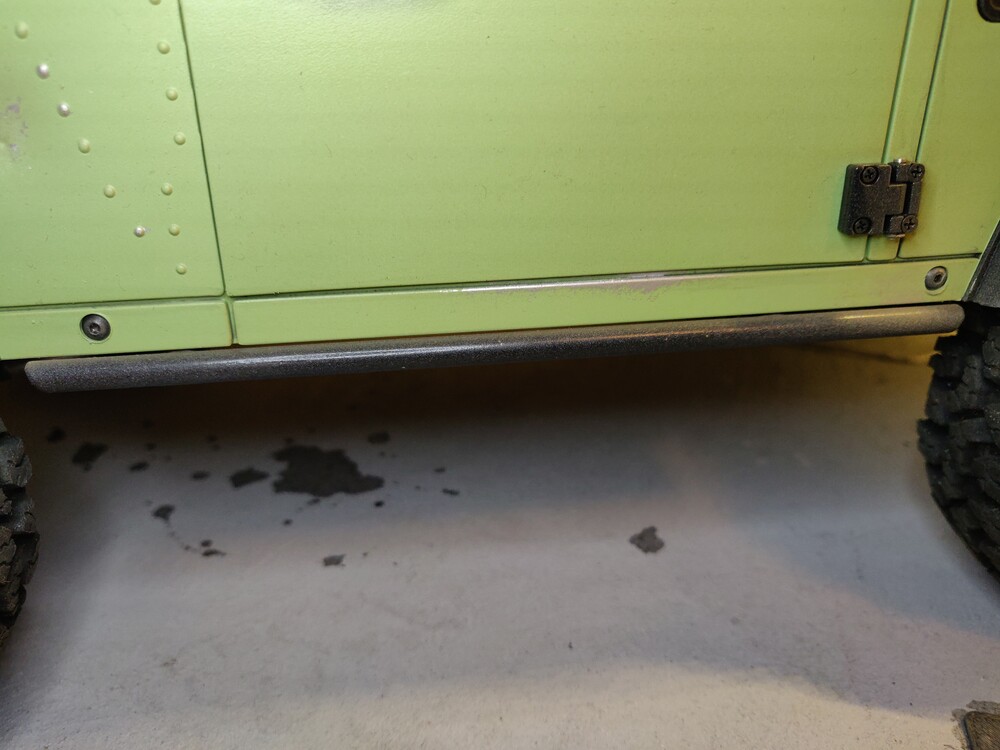 Oikeistakin kuulemma lähtee maalit ovenhelmasta. Pitihän se tähänkin koittaa samaa.